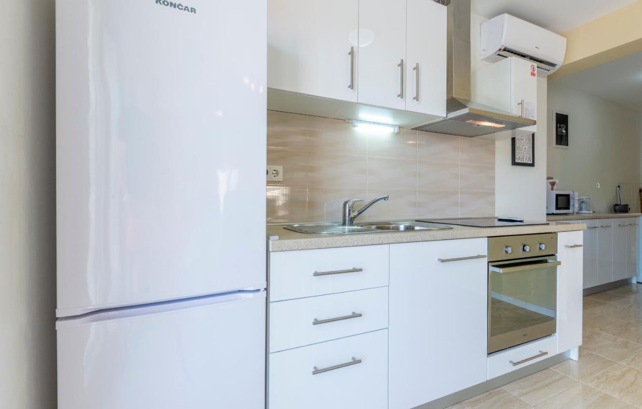 Apartments Listes Милна Екстериор снимка